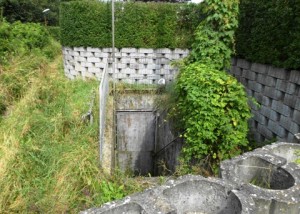 Den godt skjulte nedgang til bunkeren ved Vestergade 115. Foto: Museum Skanderborg. 